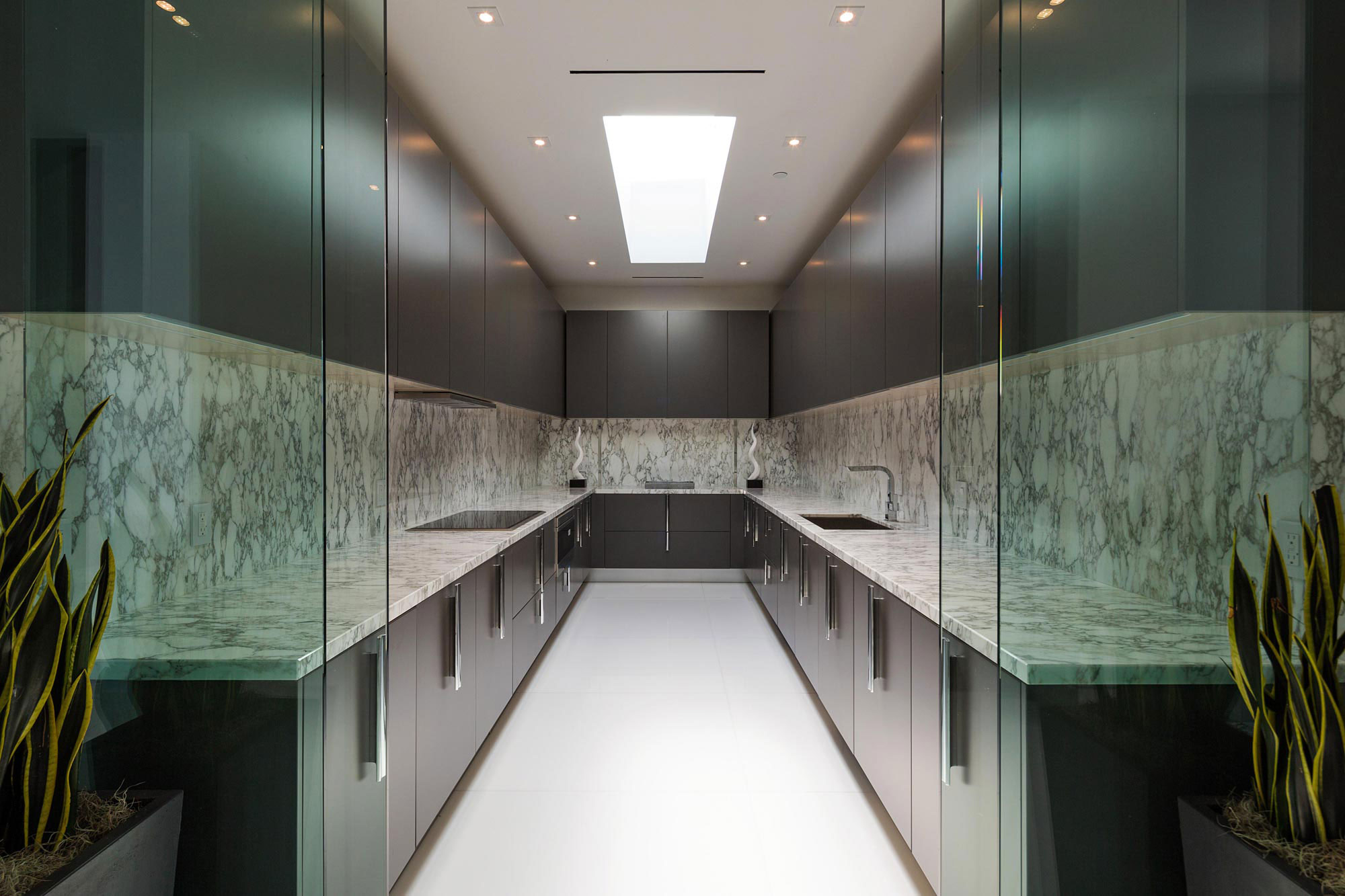 A Luxurious Contemporary Home with Dramatic and Stunning Interiors in Bel Air by McClean Design (25)