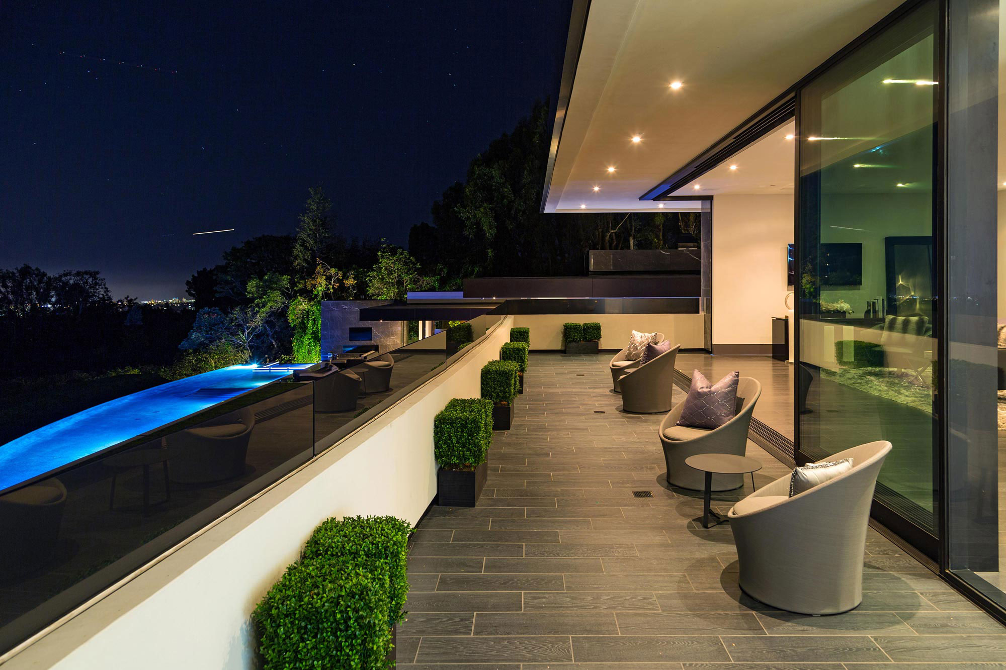 A Luxurious Contemporary Home with Dramatic and Stunning Interiors in Bel Air by McClean Design (40)