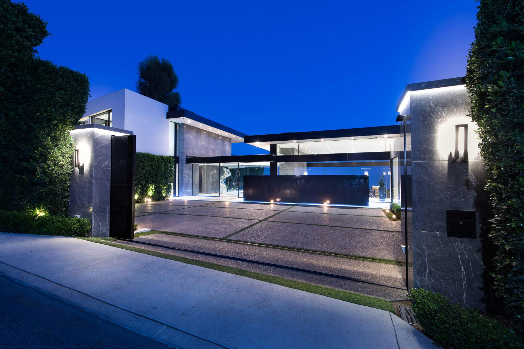 A Luxurious Contemporary Home with Dramatic and Stunning Interiors in Bel Air by McClean Design (48)