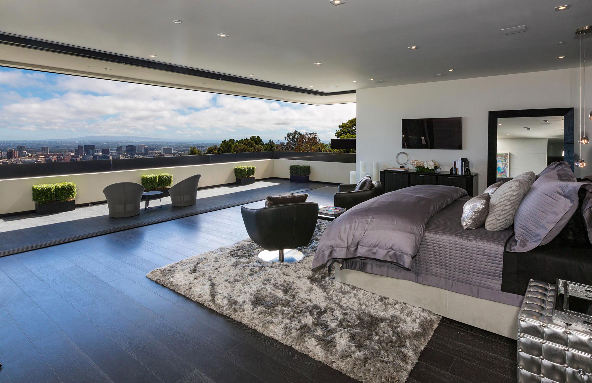 A Luxurious Contemporary Home with Dramatic and Stunning Interiors in Bel Air by McClean Design (9)