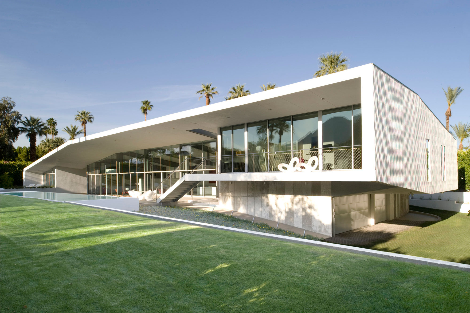 A Luxurious and Elegant Modern Home with Beautiful Views in Palm Springs, California by Sander Architects (1)