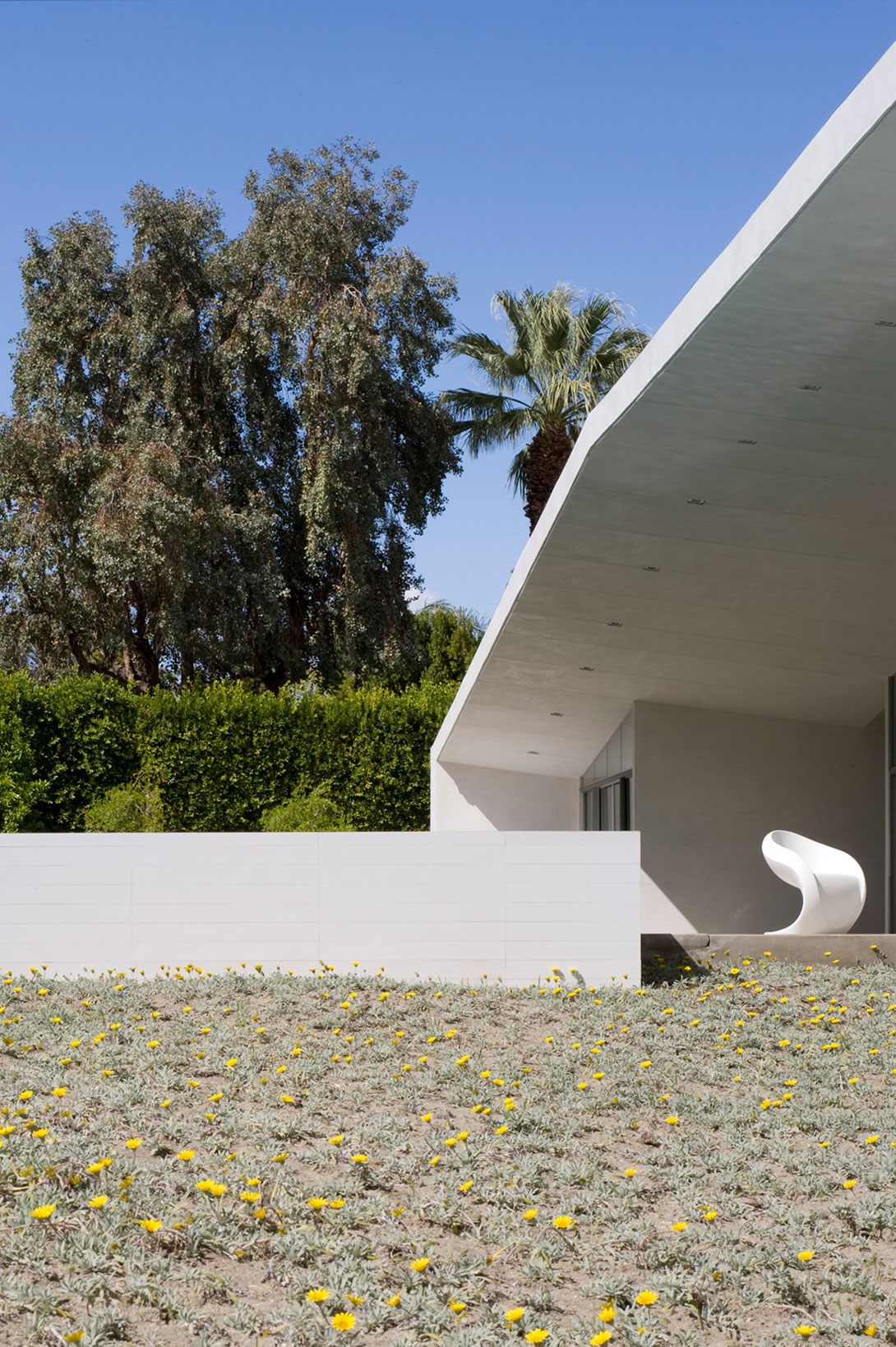 A Luxurious and Elegant Modern Home with Beautiful Views in Palm Springs, California by Sander Architects (2)