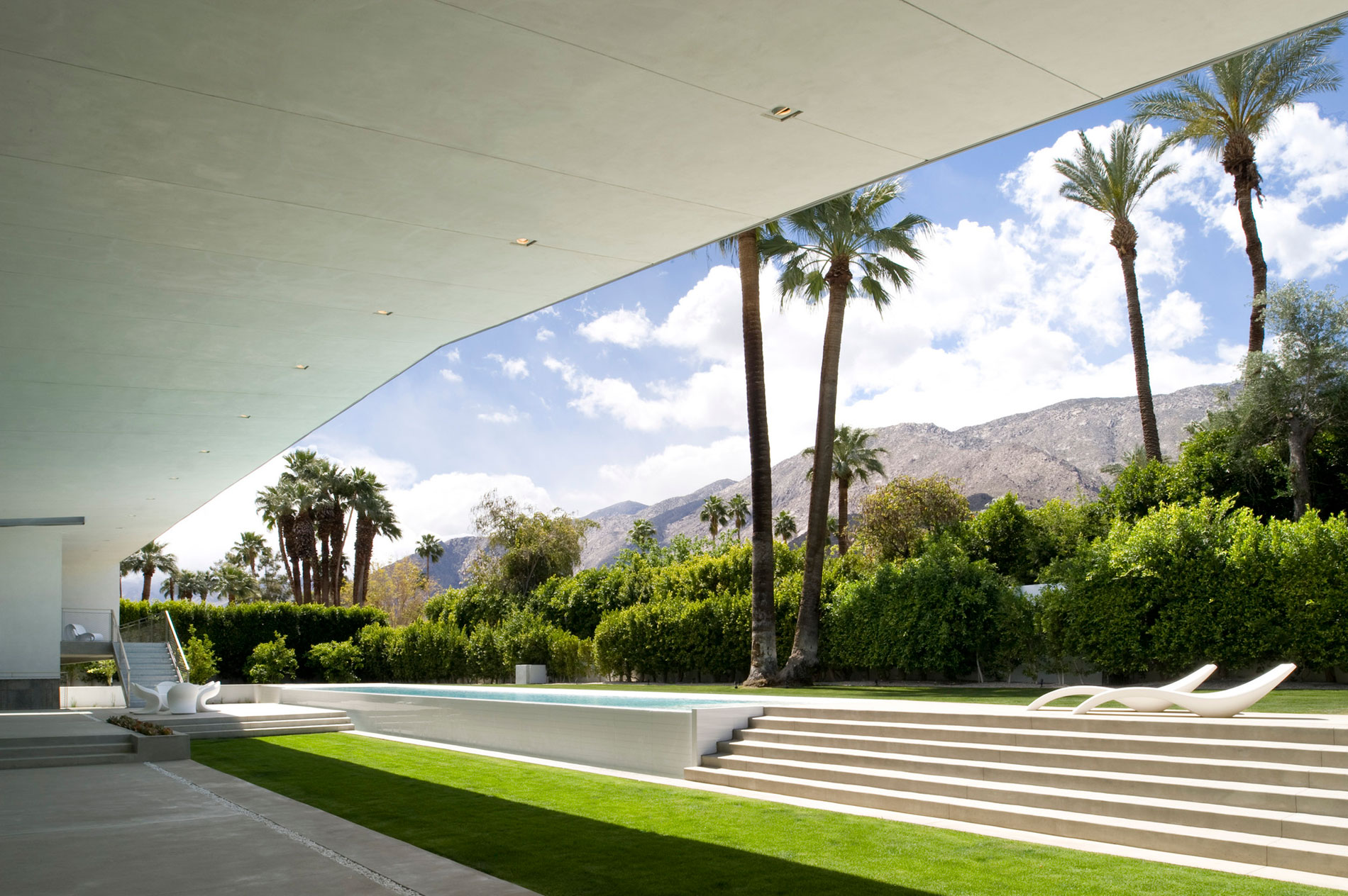 A Luxurious and Elegant Modern Home with Beautiful Views in Palm Springs, California by Sander Architects (3)