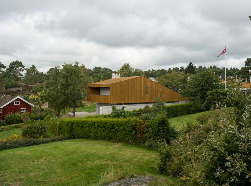 A Modern Home for a Retired Couple Surrounded by the Forests of Grimstad, Norway by Schjelderup Trondahl Architects (4)