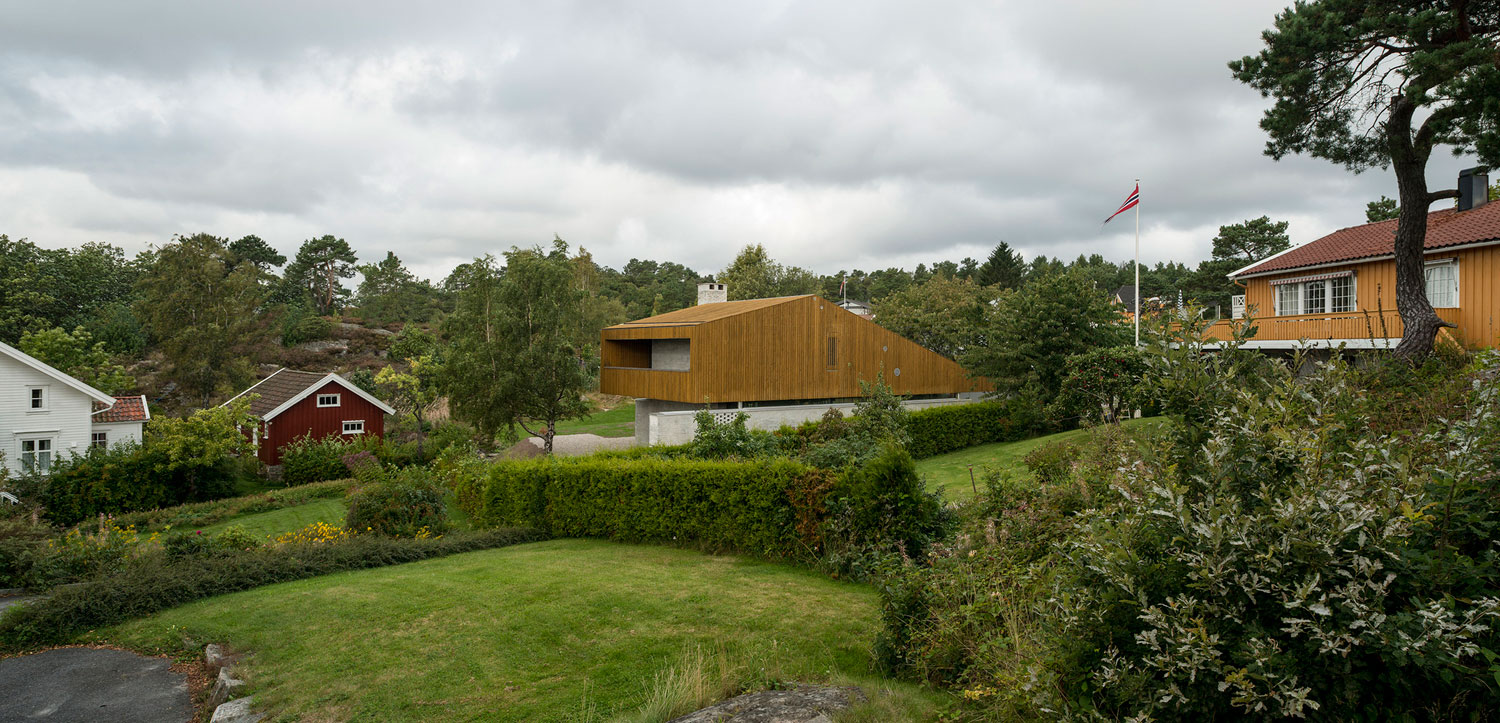 A Modern Home for a Retired Couple Surrounded by the Forests of Grimstad, Norway by Schjelderup Trondahl Architects (4)