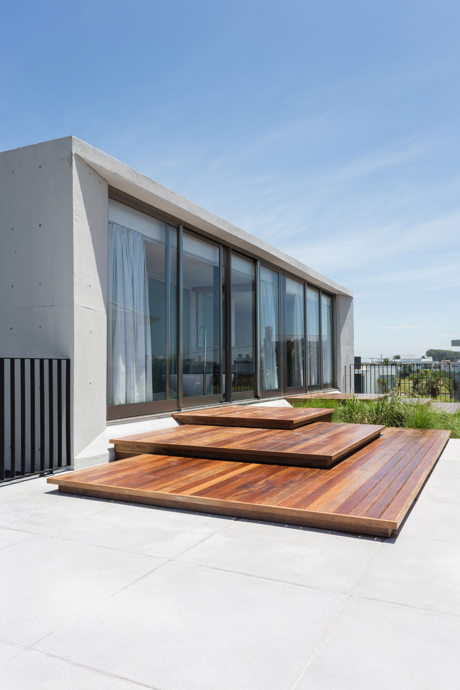 A Modern and Elegant House Made of Wood and Concrete Materials in Xangri-Lá, Brazil by Arquitetura Nacional (10)