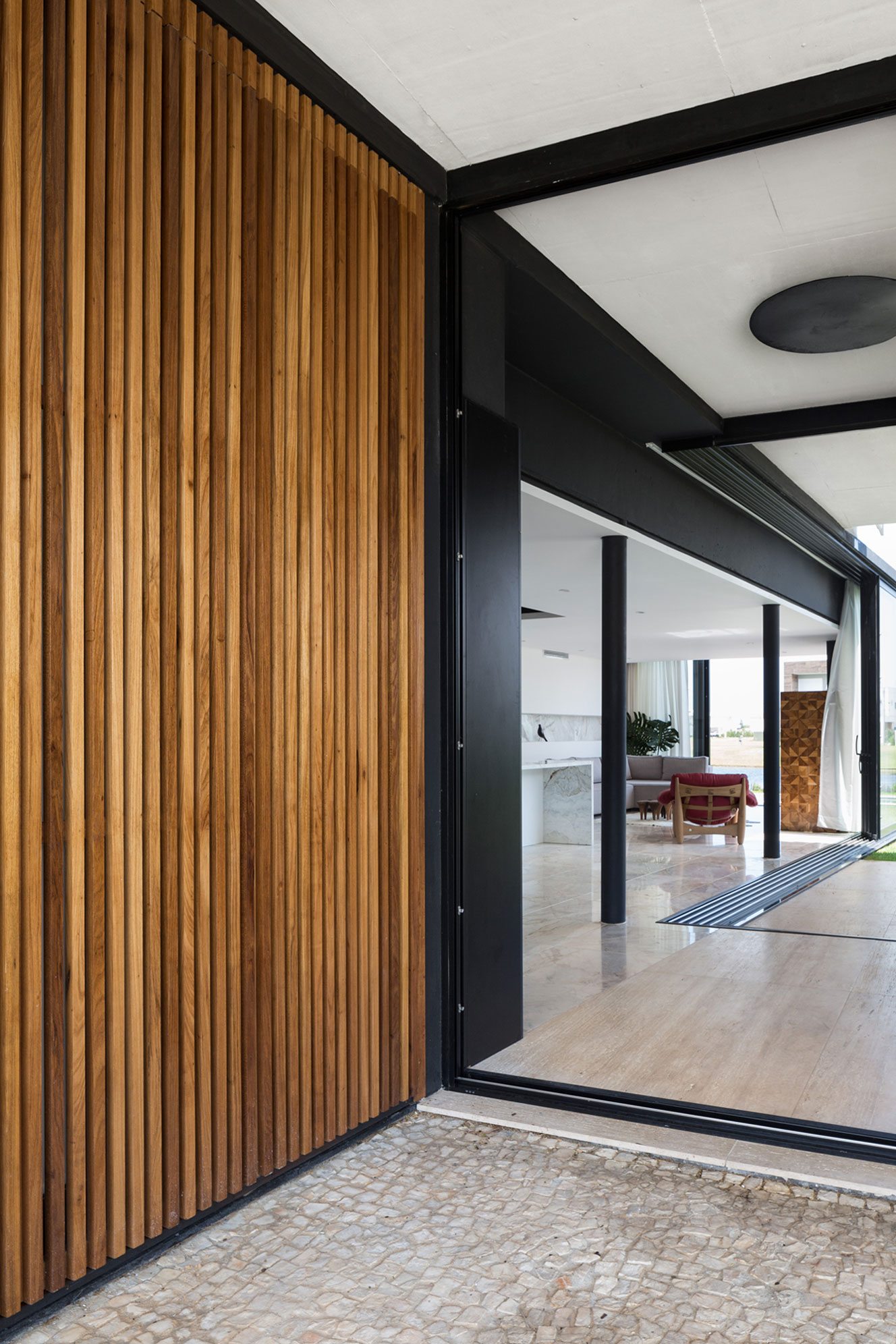 A Modern and Elegant House Made of Wood and Concrete Materials in Xangri-Lá, Brazil by Arquitetura Nacional (11)