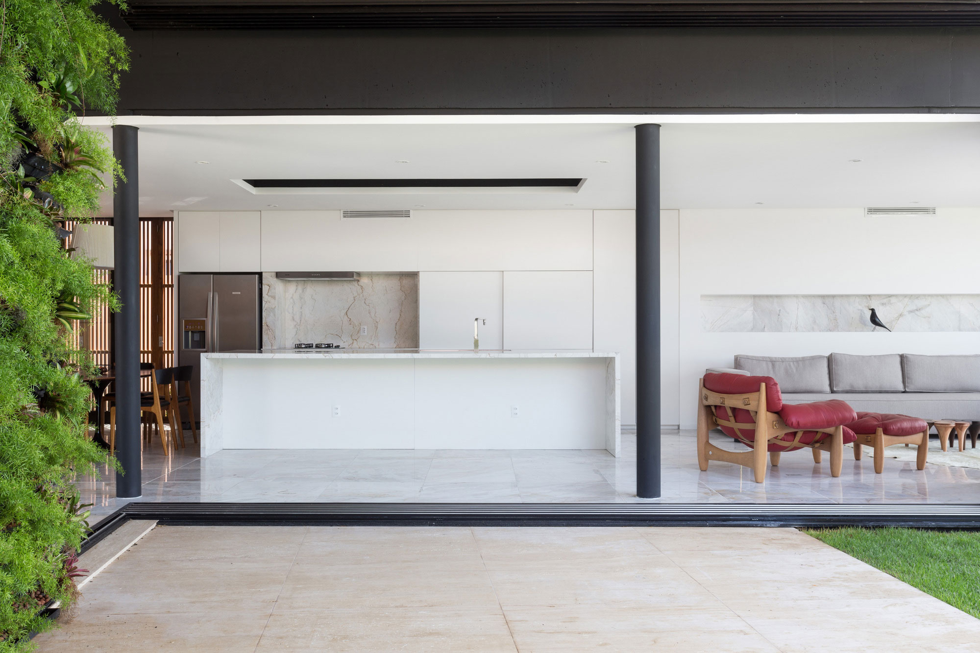 A Modern and Elegant House Made of Wood and Concrete Materials in Xangri-Lá, Brazil by Arquitetura Nacional (12)