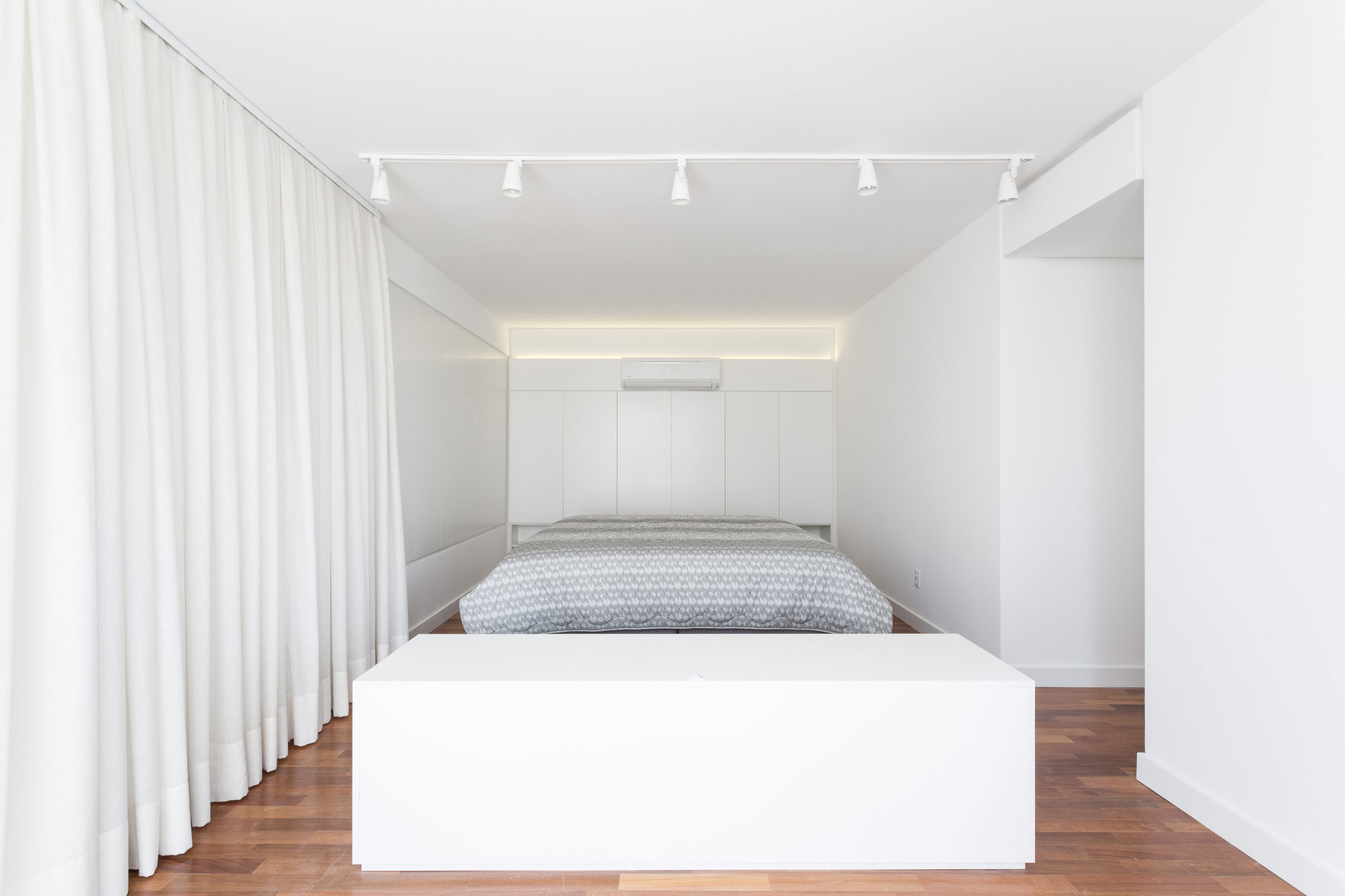 A Modern and Elegant House Made of Wood and Concrete Materials in Xangri-Lá, Brazil by Arquitetura Nacional (17)