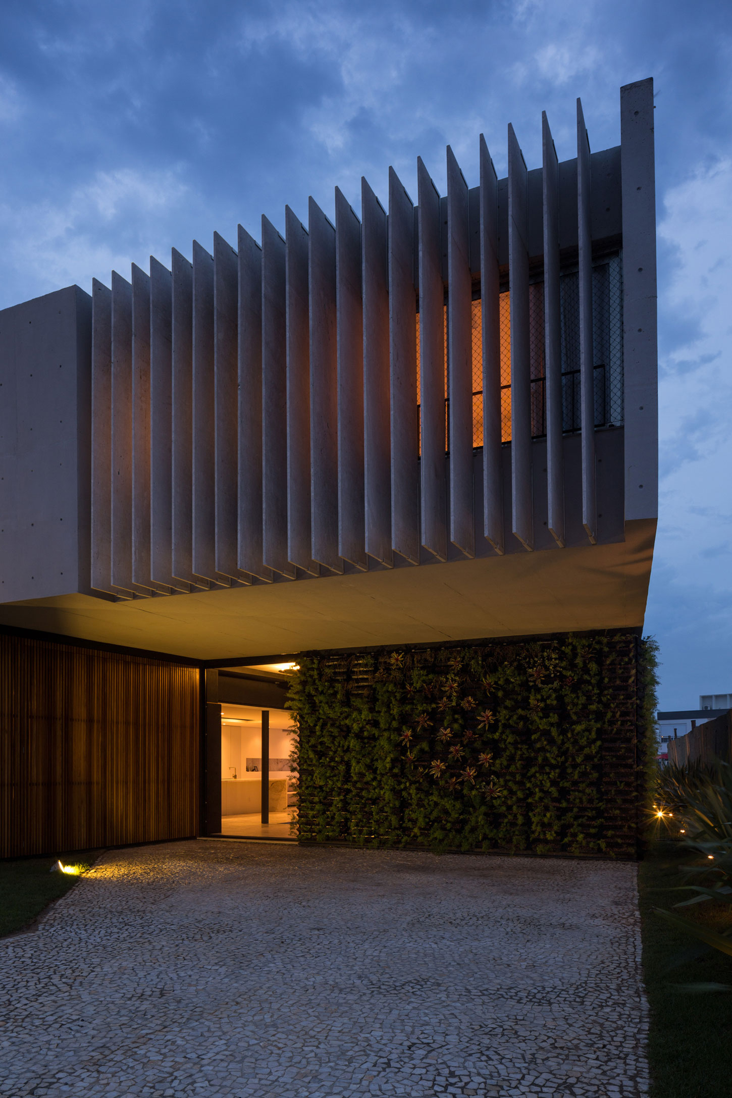 A Modern and Elegant House Made of Wood and Concrete Materials in Xangri-Lá, Brazil by Arquitetura Nacional (20)