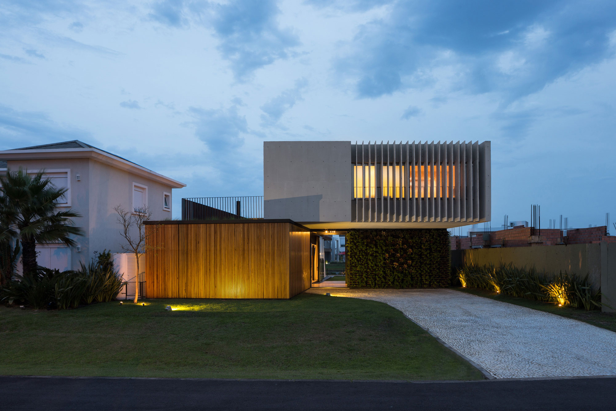 A Modern and Elegant House Made of Wood and Concrete Materials in Xangri-Lá, Brazil by Arquitetura Nacional (21)