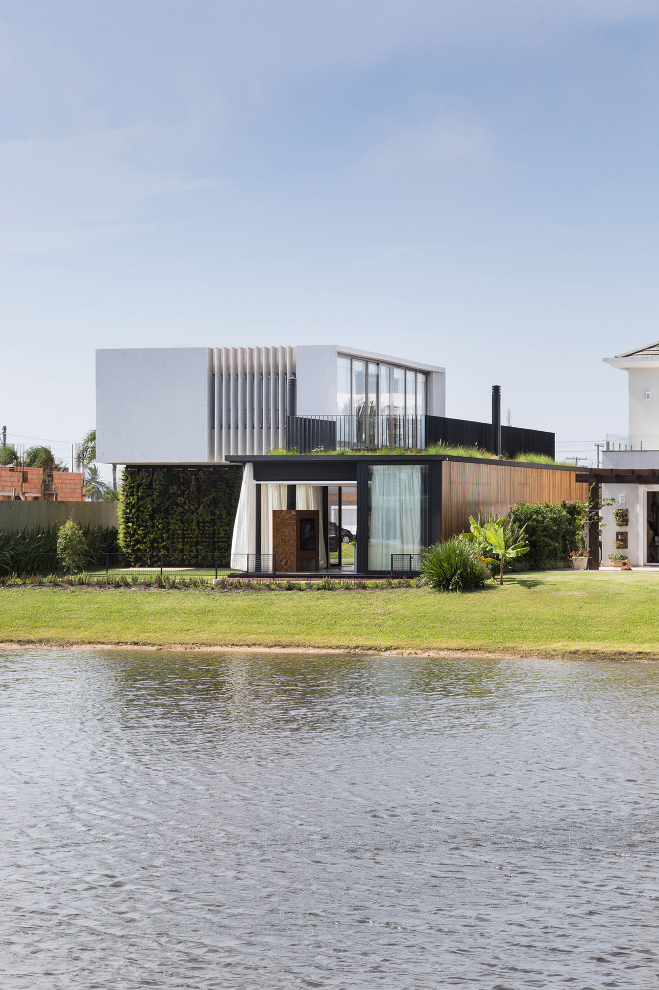A Modern and Elegant House Made of Wood and Concrete Materials in Xangri-Lá, Brazil by Arquitetura Nacional (3)
