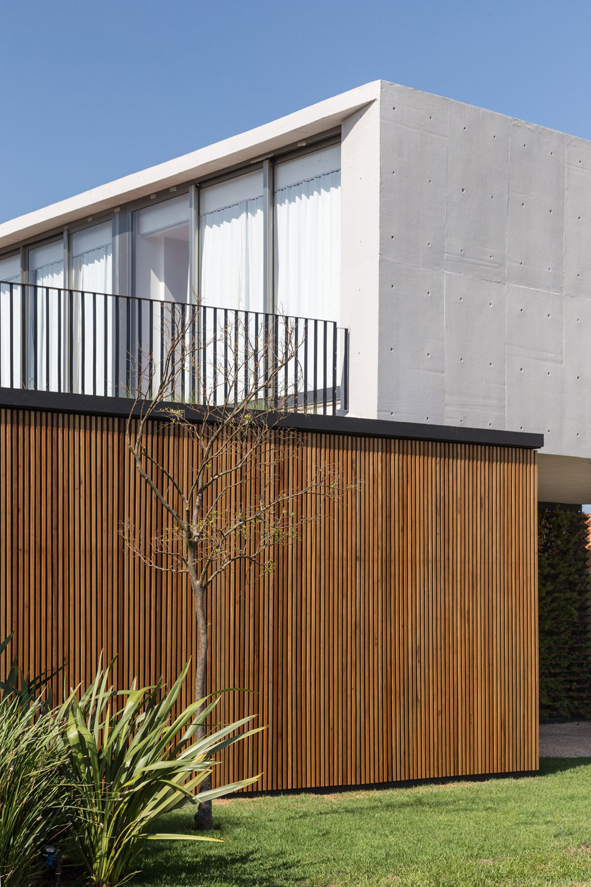 A Modern and Elegant House Made of Wood and Concrete Materials in Xangri-Lá, Brazil by Arquitetura Nacional (5)