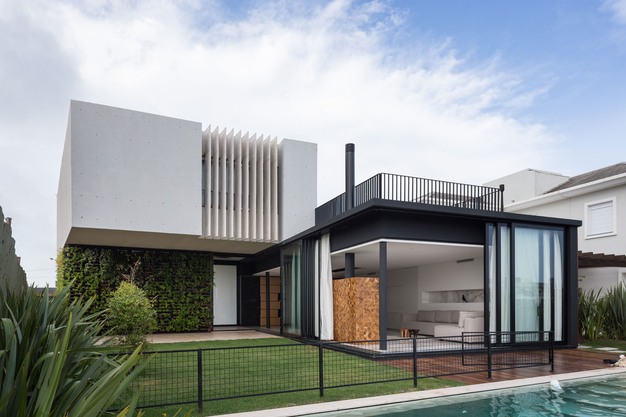A Modern and Elegant House Made of Wood and Concrete Materials in Xangri-Lá, Brazil by Arquitetura Nacional (6)