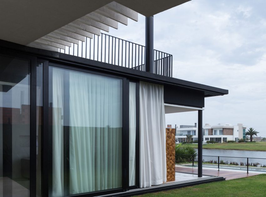 A Modern and Elegant House Made of Wood and Concrete Materials in Xangri-Lá, Brazil by Arquitetura Nacional (8)