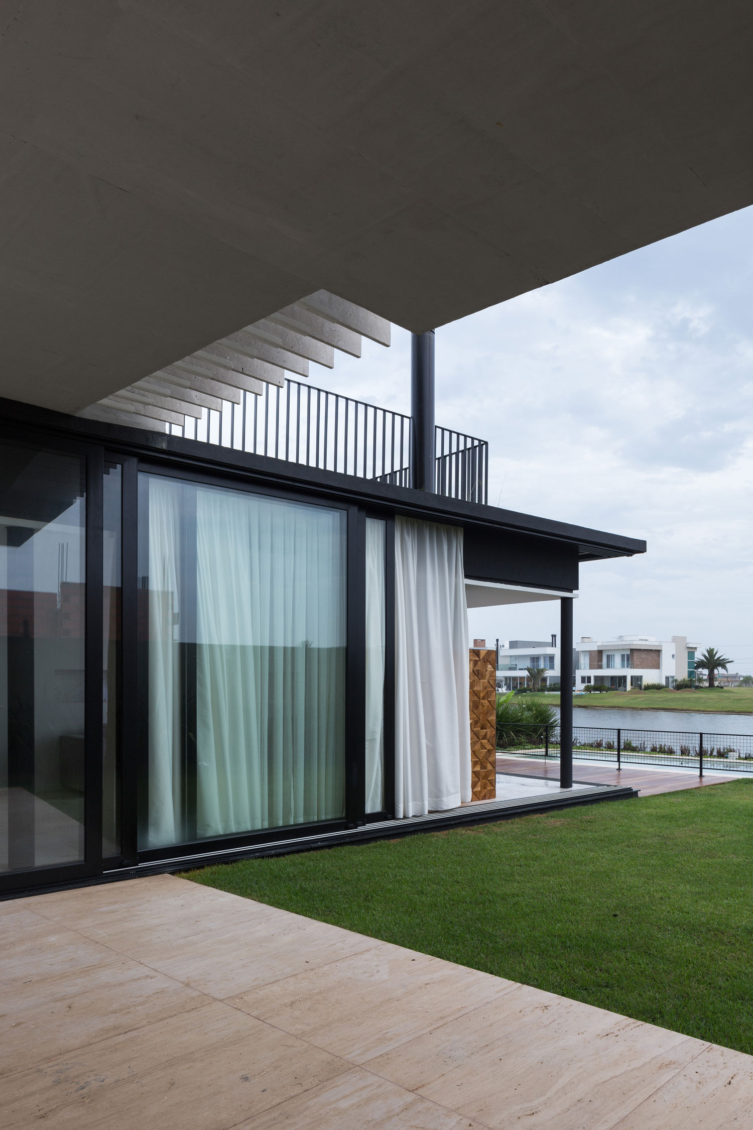 A Modern and Elegant House Made of Wood and Concrete Materials in Xangri-Lá, Brazil by Arquitetura Nacional (8)