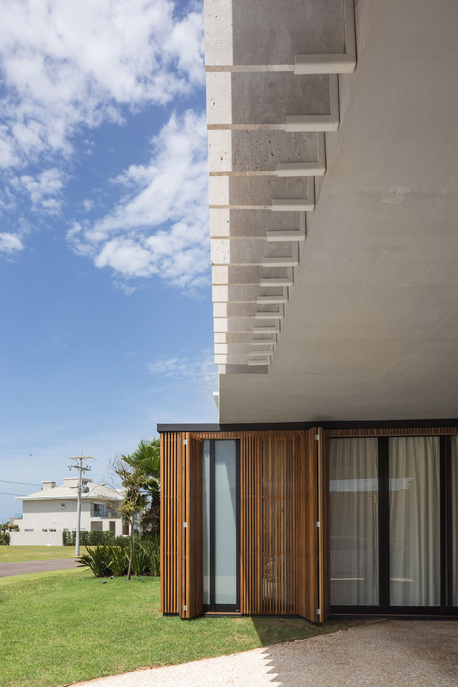 A Modern and Elegant House Made of Wood and Concrete Materials in Xangri-Lá, Brazil by Arquitetura Nacional (9)