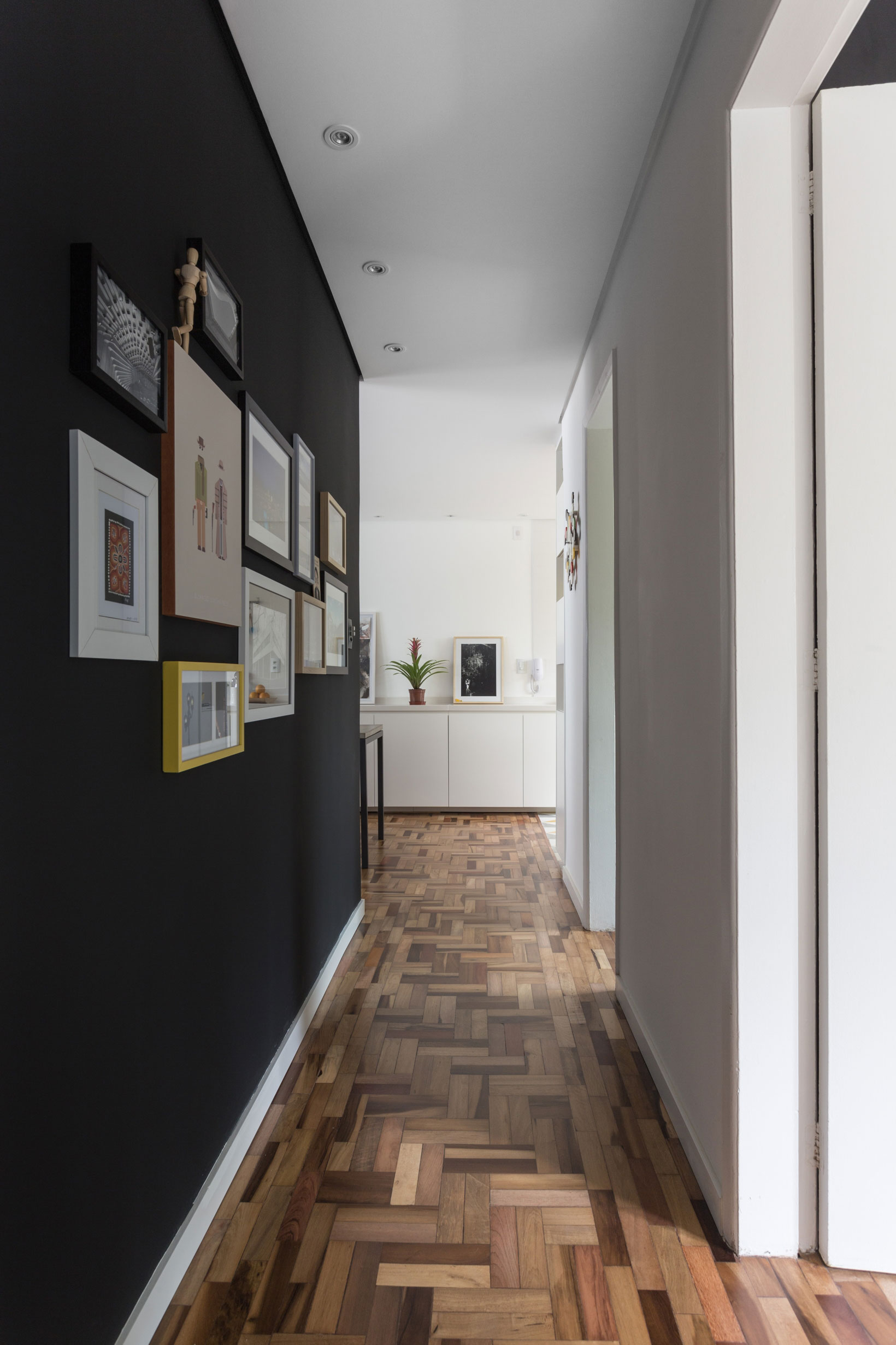A Modern and Small Apartment for a Young Couple in Porto Alegre, Brazil by Renata Ramos (11)