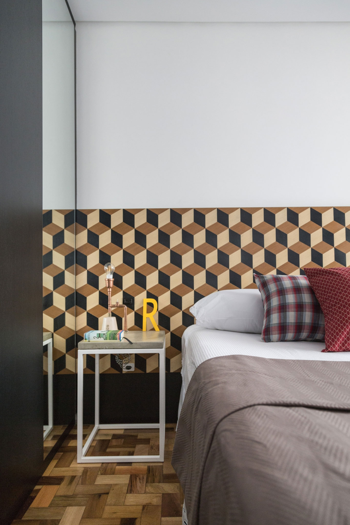 A Modern and Small Apartment for a Young Couple in Porto Alegre, Brazil by Renata Ramos (12)