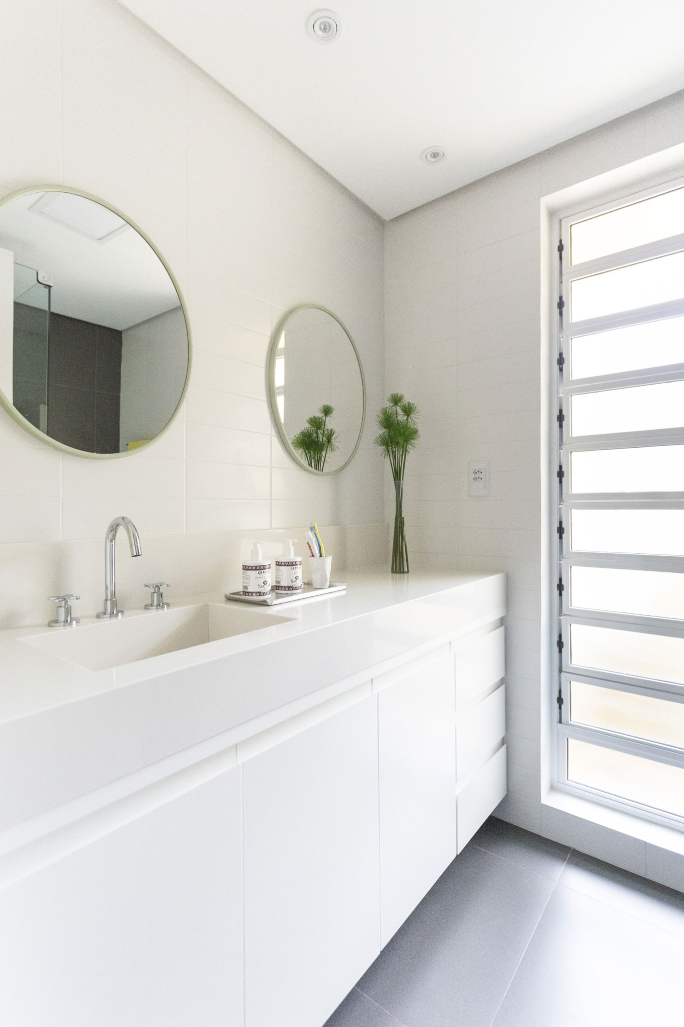A Modern and Small Apartment for a Young Couple in Porto Alegre, Brazil by Renata Ramos (15)