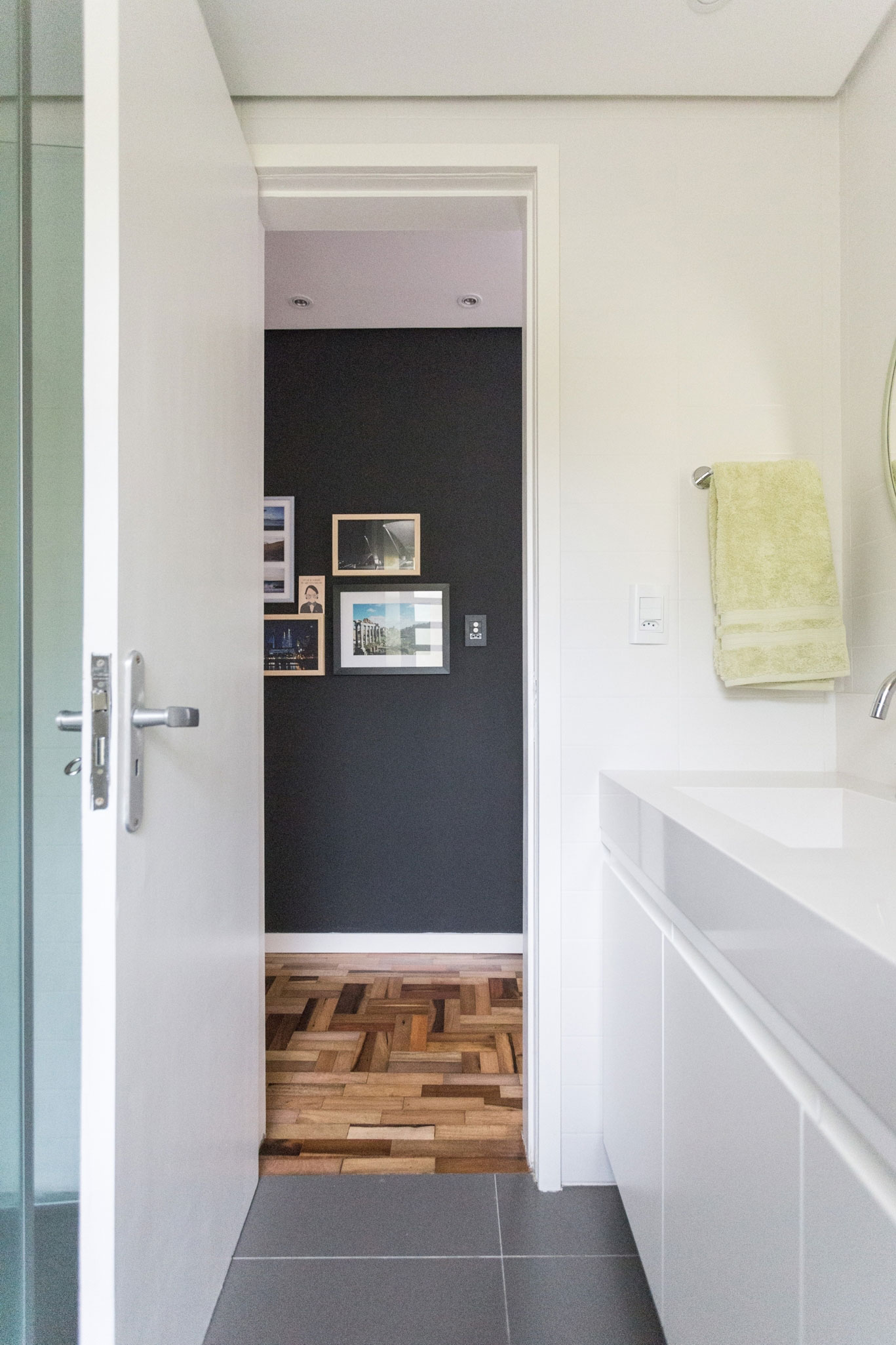 A Modern and Small Apartment for a Young Couple in Porto Alegre, Brazil by Renata Ramos (16)