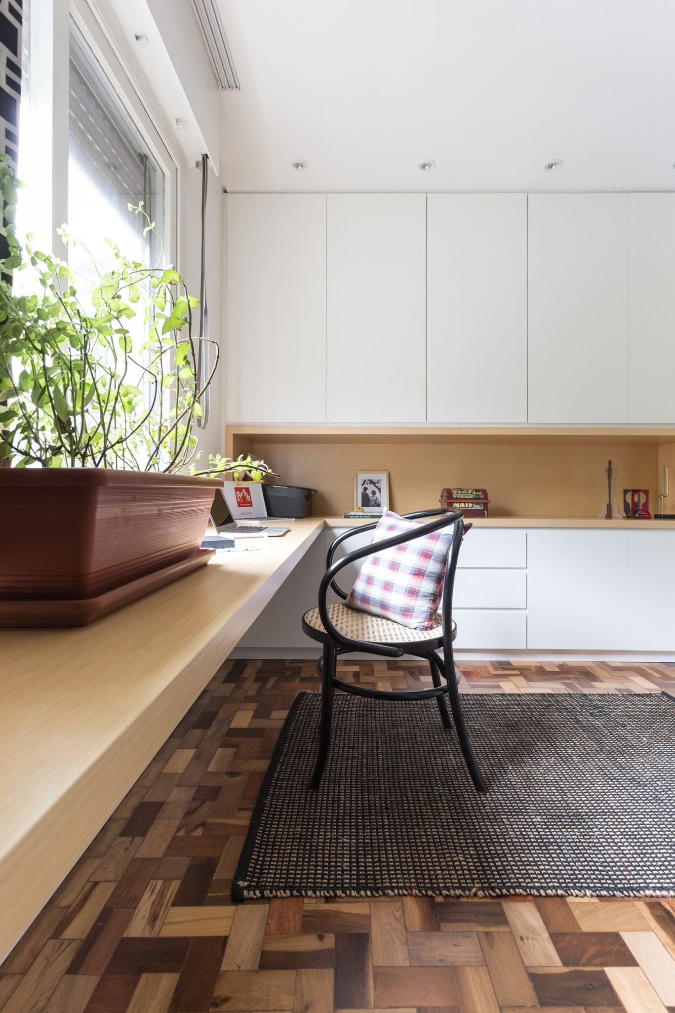 A Modern and Small Apartment for a Young Couple in Porto Alegre, Brazil by Renata Ramos (18)