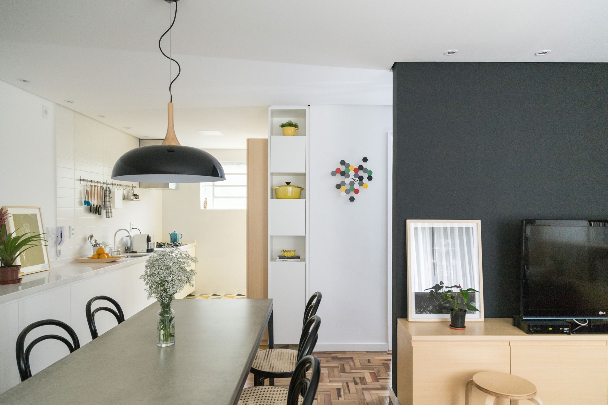 A Modern and Small Apartment for a Young Couple in Porto Alegre, Brazil by Renata Ramos (3)