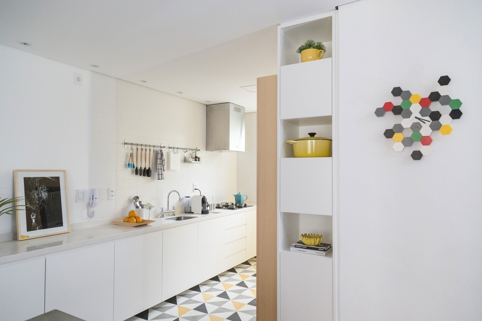 A Modern and Small Apartment for a Young Couple in Porto Alegre, Brazil by Renata Ramos (4)