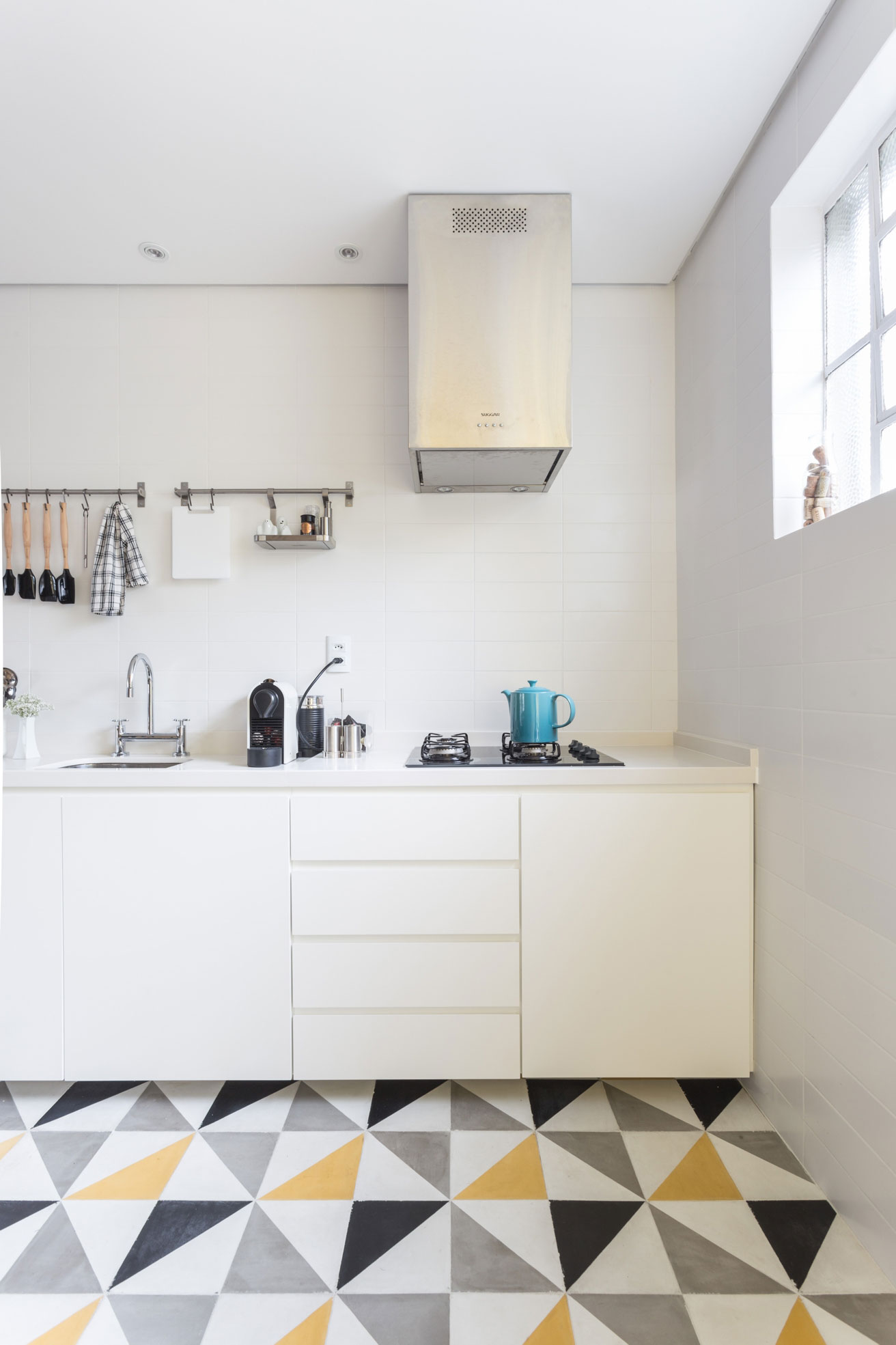 A Modern and Small Apartment for a Young Couple in Porto Alegre, Brazil by Renata Ramos (5)