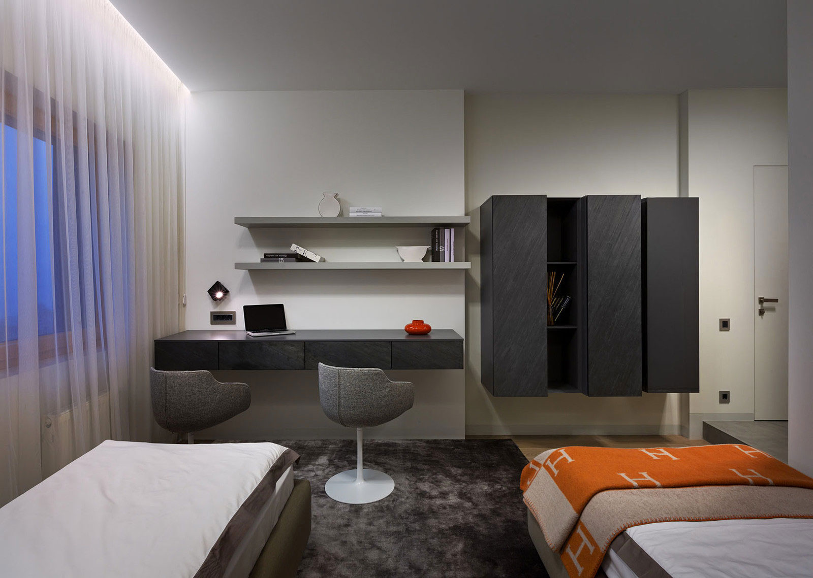 A Modern and Sophisticated Apartment in Dnepropetrovsk, Ukraine by Azovskiy & Pahomova Architects (15)