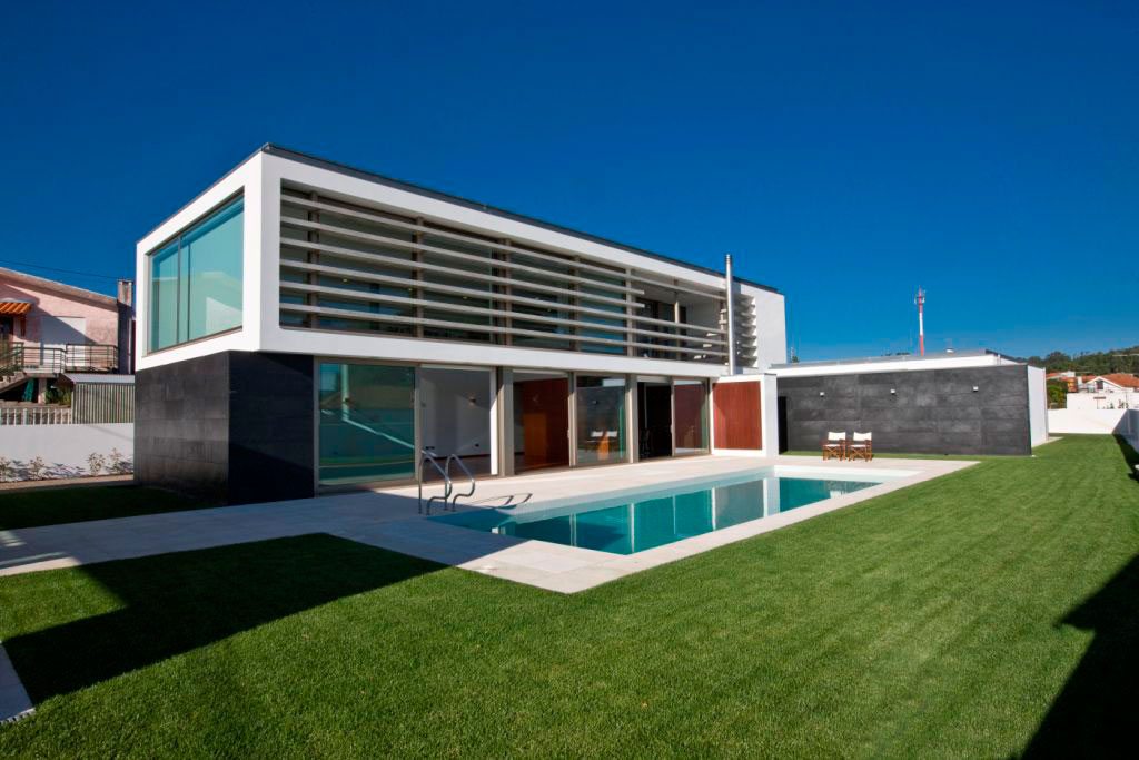 A Modern and Stylish House Composed of Two Structures in Macieira de Sarnes, Portugal by Atelier d’Arquitectura J. A. Lopes da Costa (1)