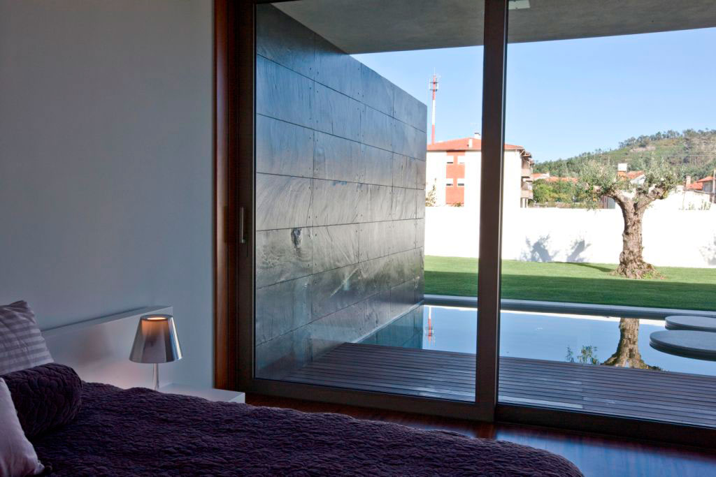 A Modern and Stylish House Composed of Two Structures in Macieira de Sarnes, Portugal by Atelier d’Arquitectura J. A. Lopes da Costa (11)