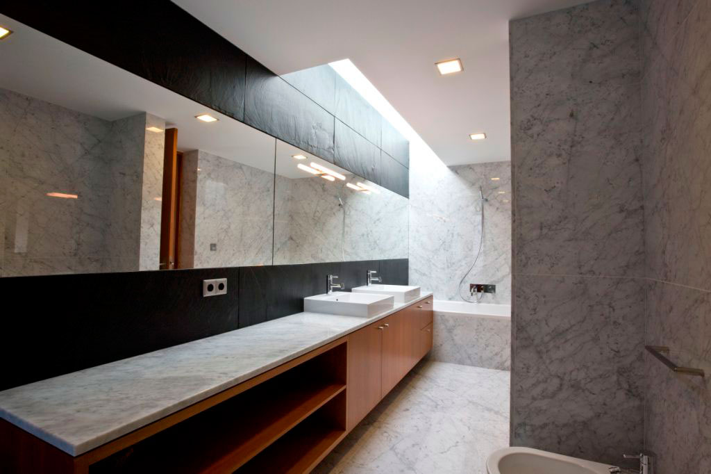 A Modern and Stylish House Composed of Two Structures in Macieira de Sarnes, Portugal by Atelier d’Arquitectura J. A. Lopes da Costa (12)