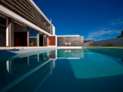 A Modern and Stylish House Composed of Two Structures in Macieira de Sarnes, Portugal by Atelier d’Arquitectura J. A. Lopes da Costa (2)