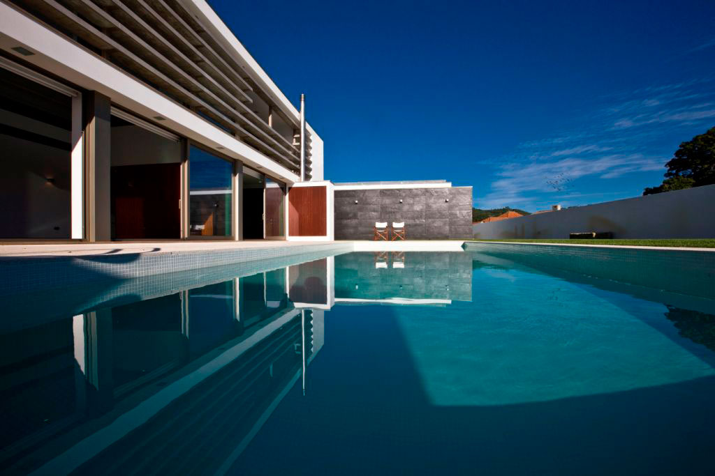 A Modern and Stylish House Composed of Two Structures in Macieira de Sarnes, Portugal by Atelier d’Arquitectura J. A. Lopes da Costa (2)