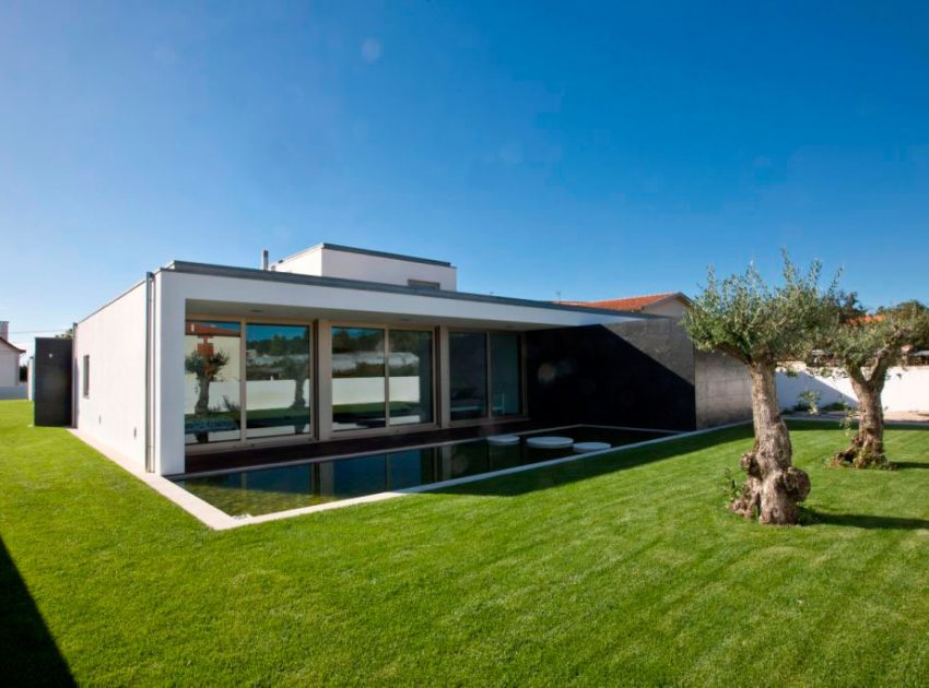 A Modern and Stylish House Composed of Two Structures in Macieira de Sarnes, Portugal by Atelier d’Arquitectura J. A. Lopes da Costa (4)