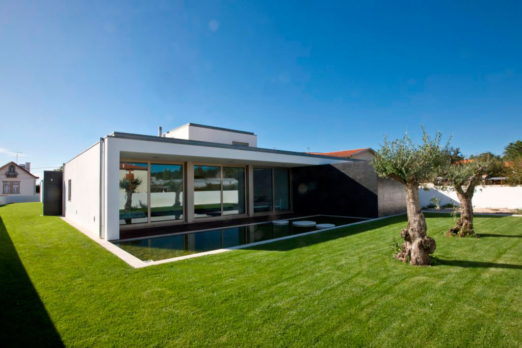 A Modern and Stylish House Composed of Two Structures in Macieira de Sarnes, Portugal by Atelier d’Arquitectura J. A. Lopes da Costa (4)