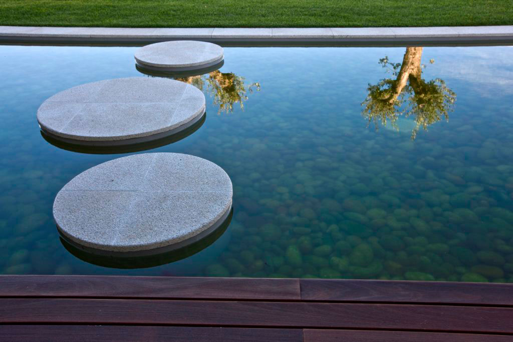 A Modern and Stylish House Composed of Two Structures in Macieira de Sarnes, Portugal by Atelier d’Arquitectura J. A. Lopes da Costa (6)