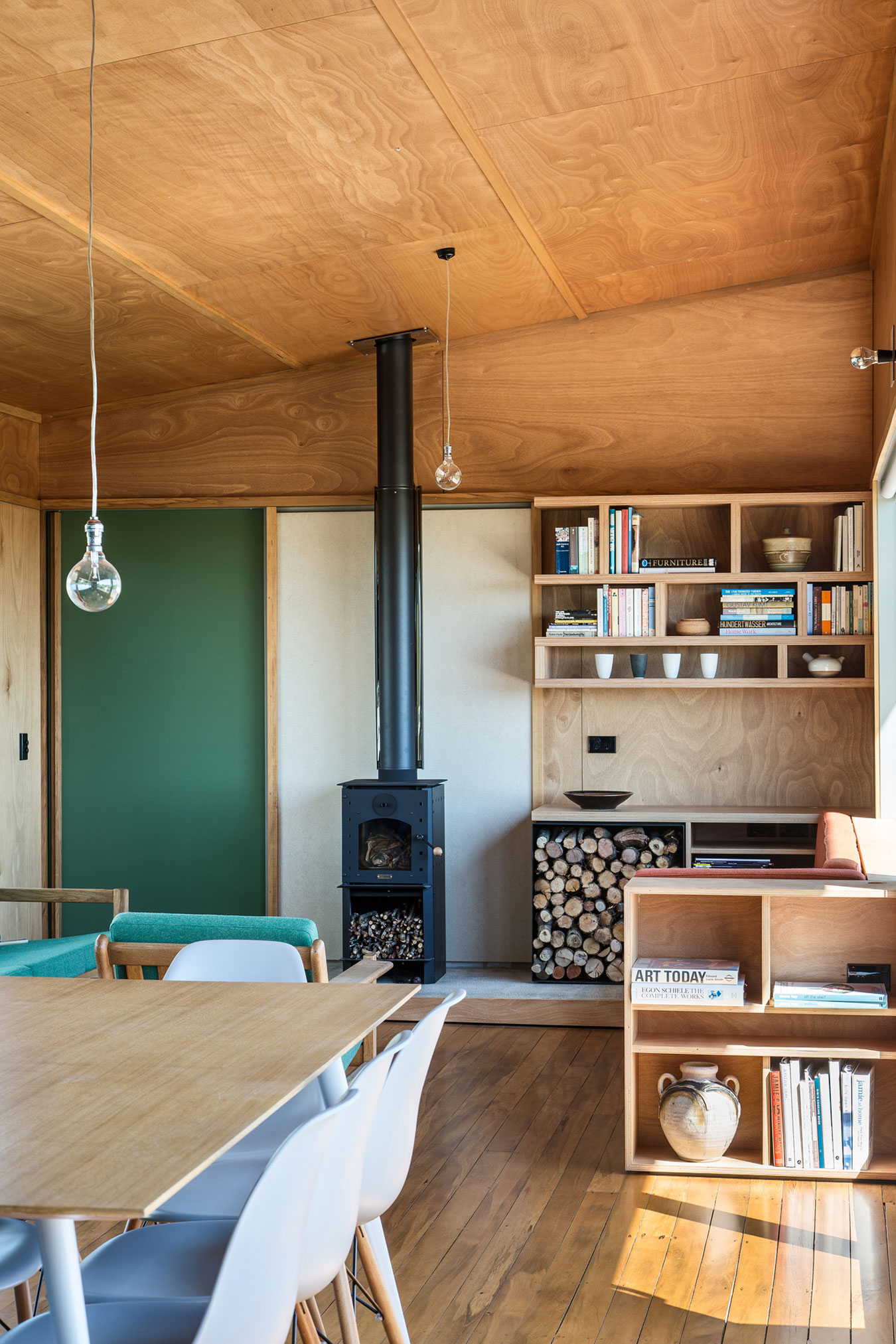 A Playful Two-Storey Cabin for a Family in Waikanae, New Zealand by Parsonson Architects (10)