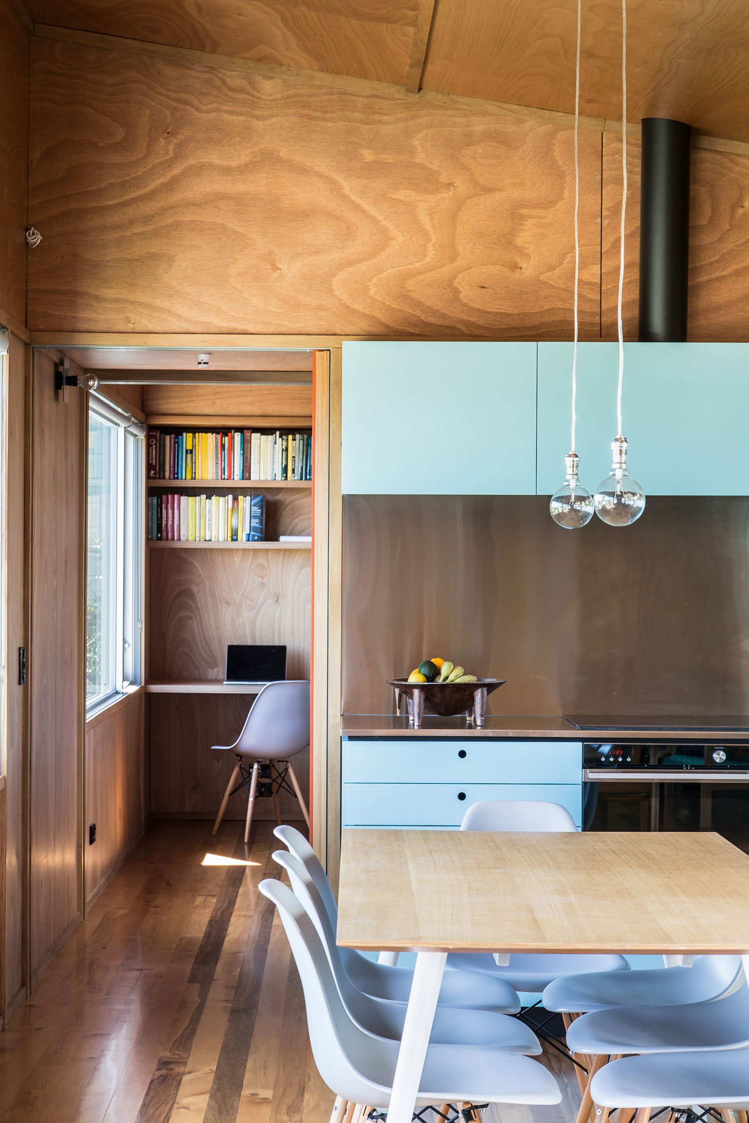 A Playful Two-Storey Cabin for a Family in Waikanae, New Zealand by Parsonson Architects (12)