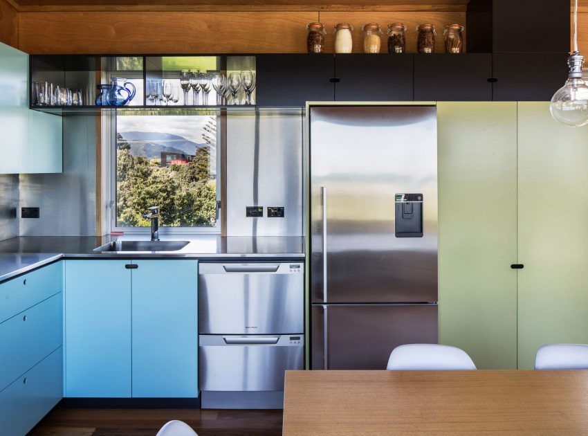 A Playful Two-Storey Cabin for a Family in Waikanae, New Zealand by Parsonson Architects (13)