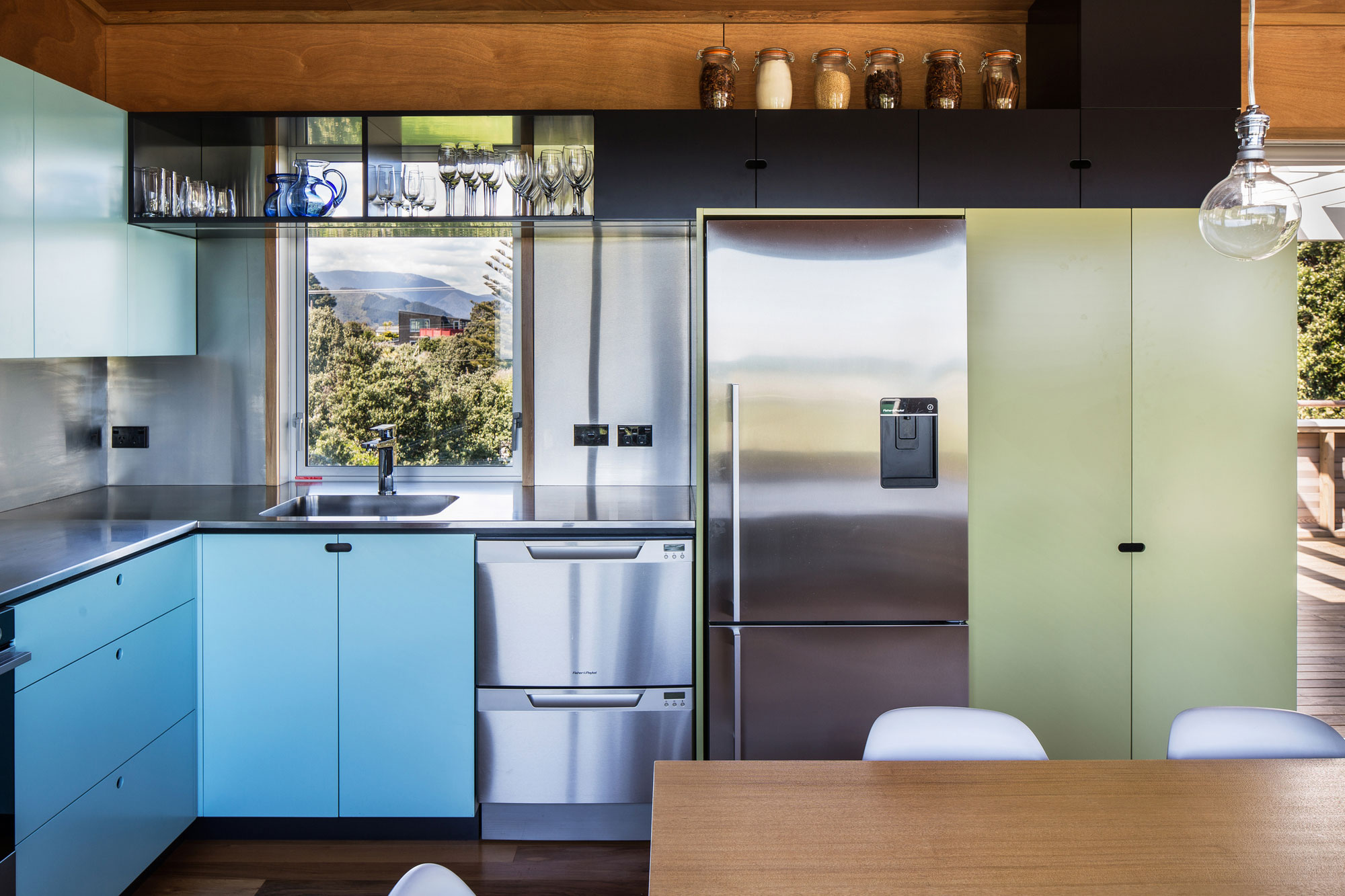A Playful Two-Storey Cabin for a Family in Waikanae, New Zealand by Parsonson Architects (13)