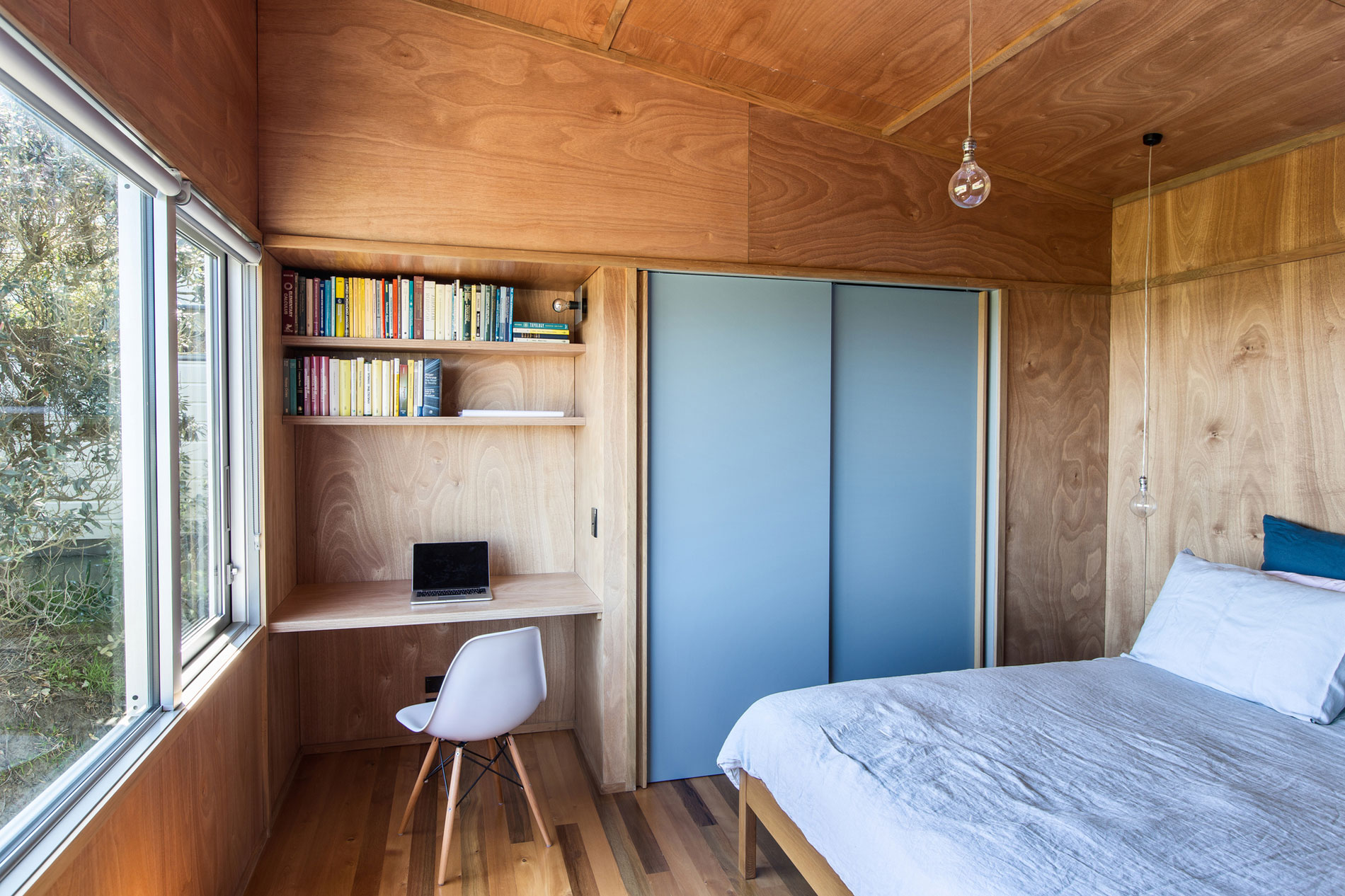 A Playful Two-Storey Cabin for a Family in Waikanae, New Zealand by Parsonson Architects (16)
