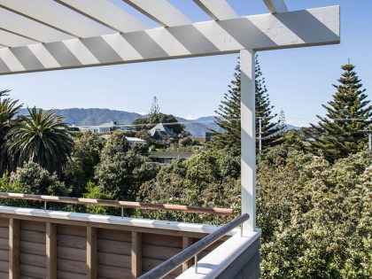 A Playful Two-Storey Cabin for a Family in Waikanae, New Zealand by Parsonson Architects (4)