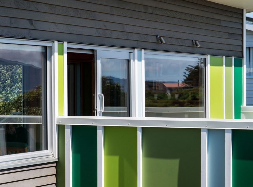 A Playful Two-Storey Cabin for a Family in Waikanae, New Zealand by Parsonson Architects (5)