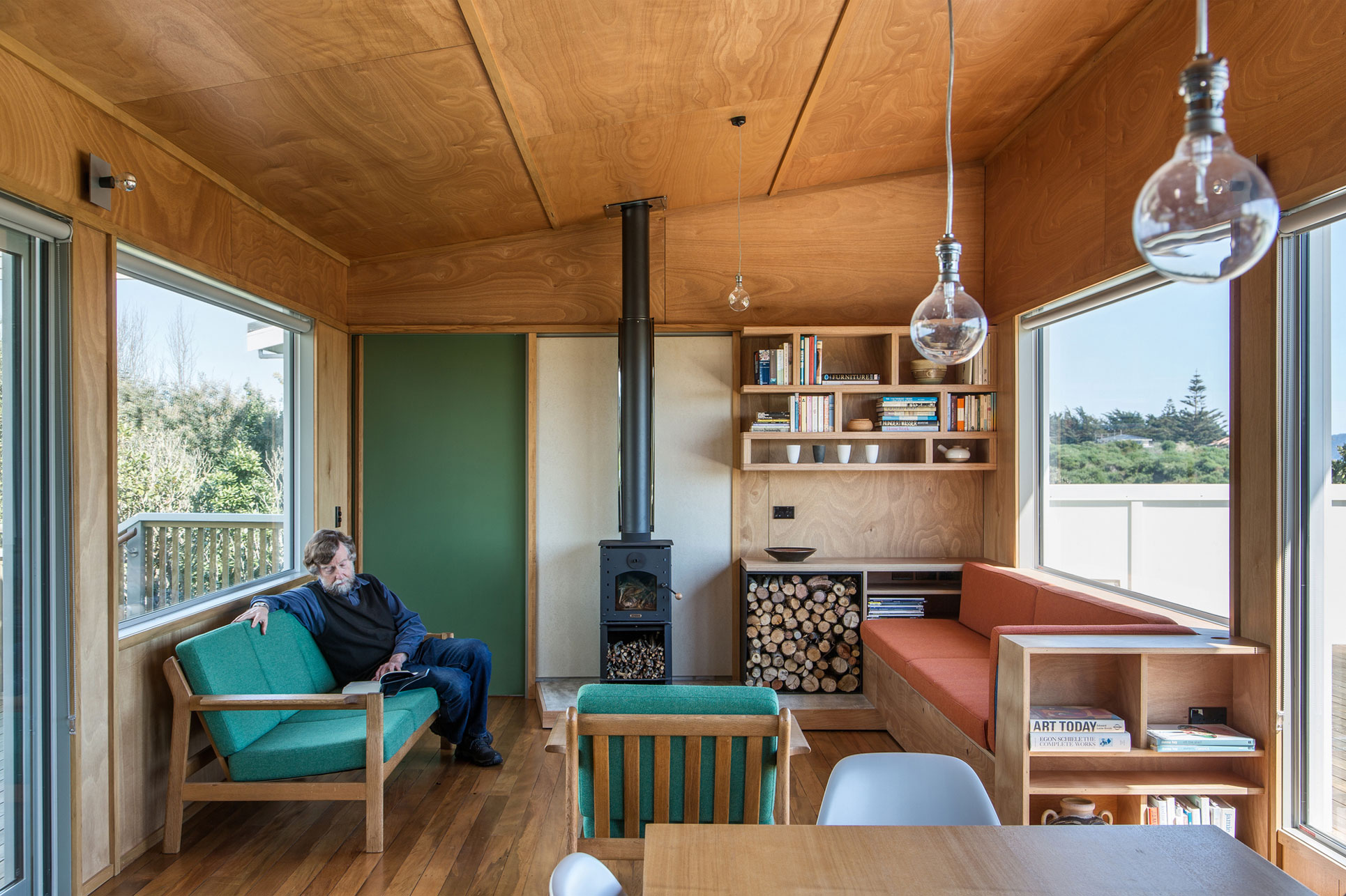 A Playful Two-Storey Cabin for a Family in Waikanae, New Zealand by Parsonson Architects (7)