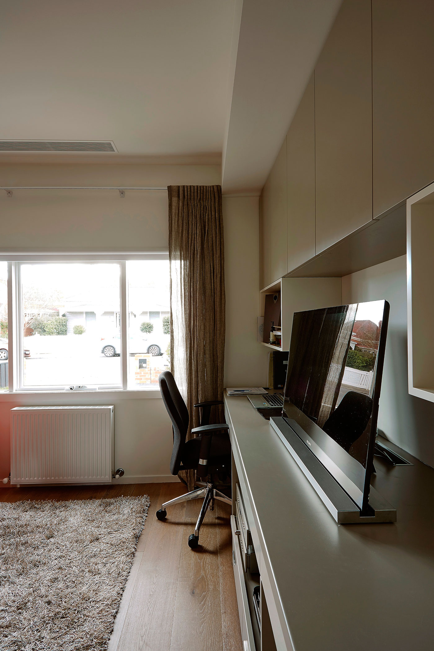 A Modern and Bright Semi-Detached House with Ample Natural Light in Malvern by Patrick Jost (15)