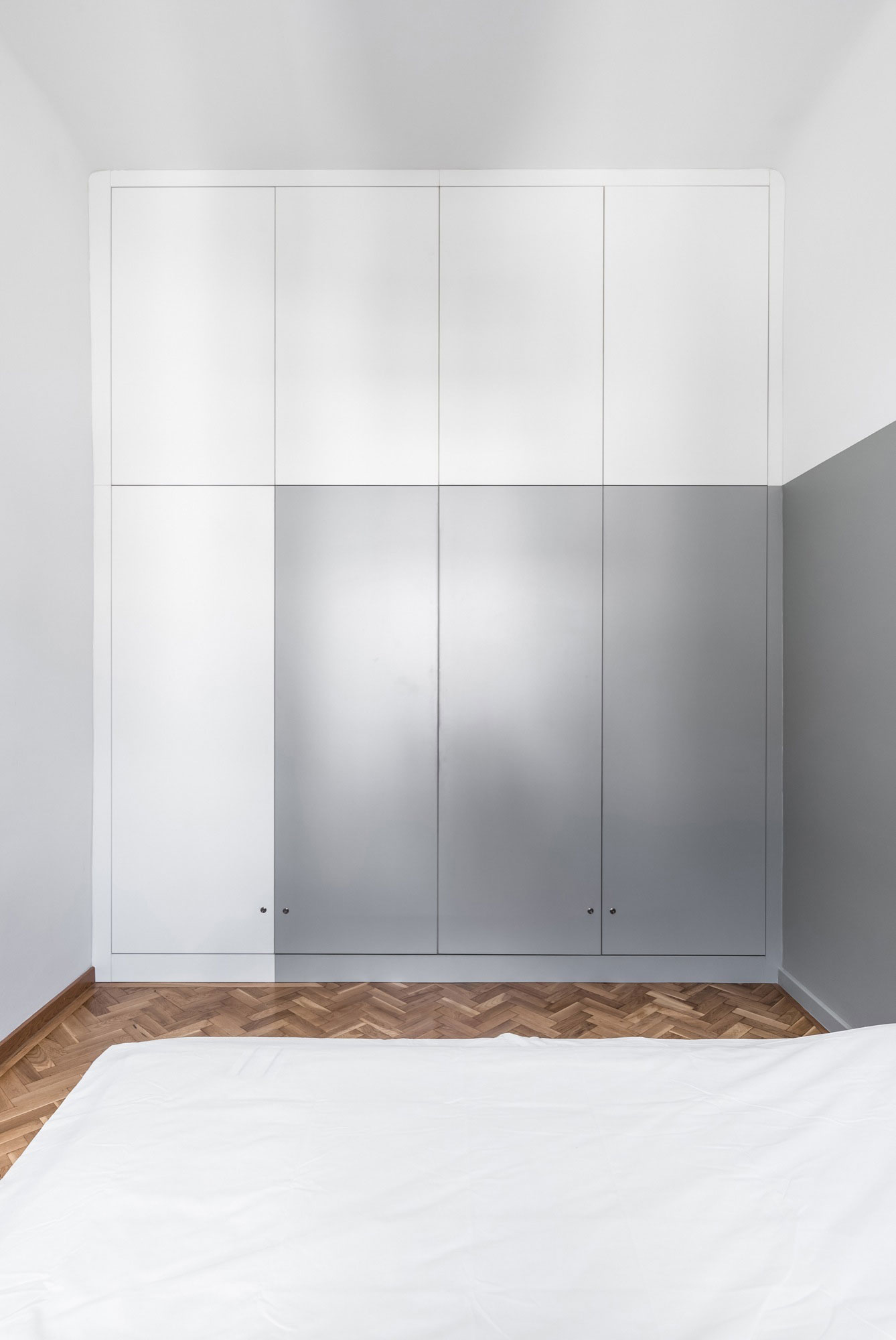 A Simple and Beautiful Home for a Stylish Couple in Budapest by Batlab Architects (14)