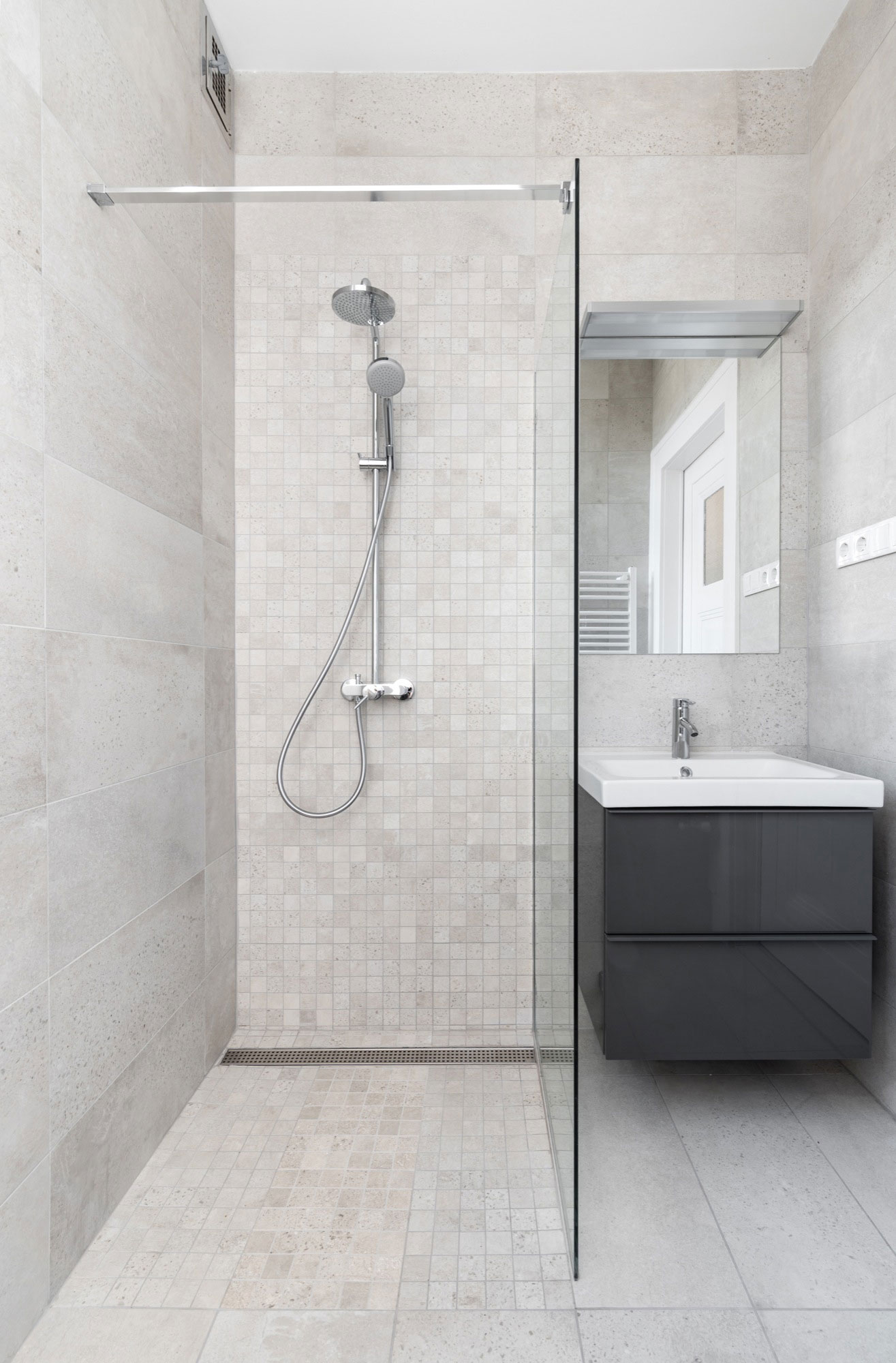 A Simple and Beautiful Home for a Stylish Couple in Budapest by Batlab Architects (16)