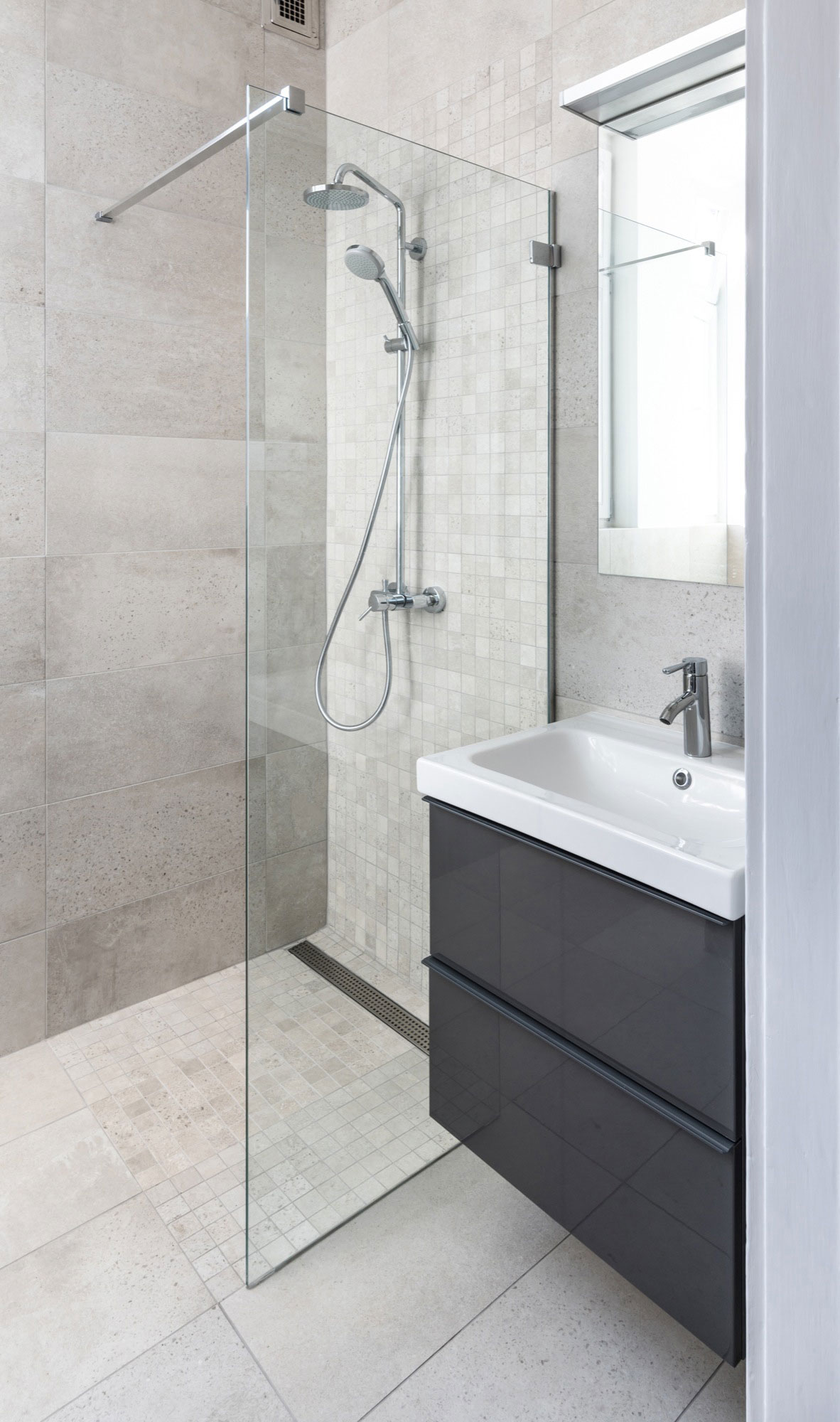 A Simple and Beautiful Home for a Stylish Couple in Budapest by Batlab Architects (17)